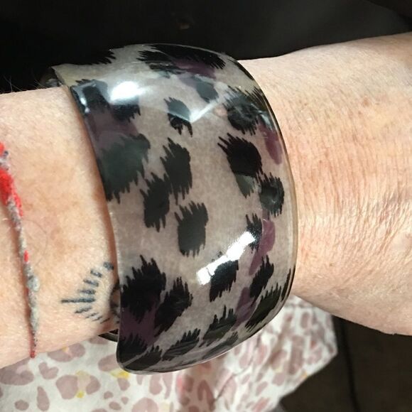 Vintage lucite animal print bangle - Picture 2 of 5